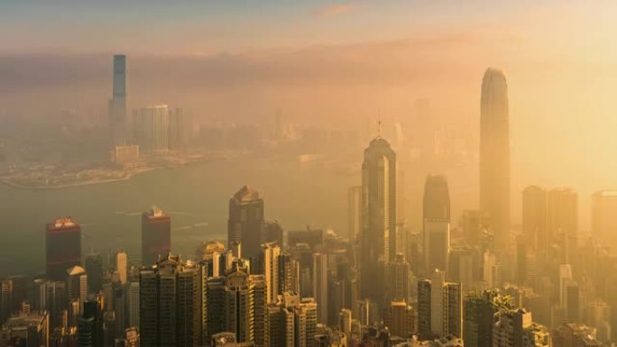 日出时香港摩天大楼和城市景观的延时。