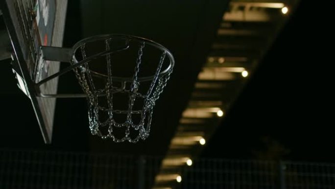 篮球在晚上落在球场上