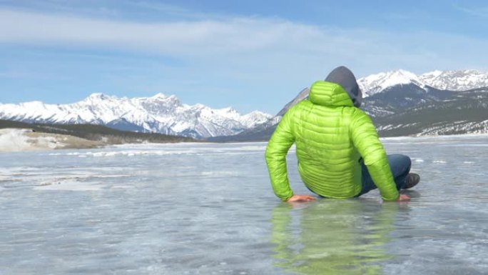 低角度: 年轻的男性旅行者在探索亚伯拉罕湖时滑倒。