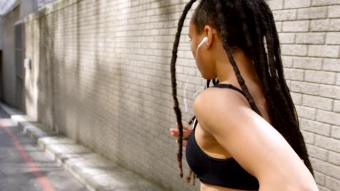 在城市4k慢跑的非洲裔美国妇女的后视图