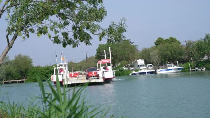 WS小型渡船驶近河岸