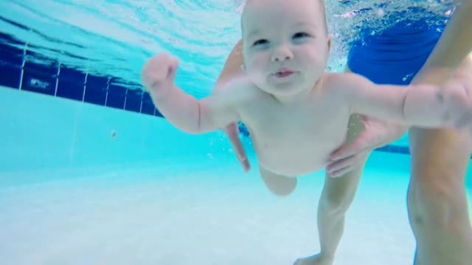 男婴在女人的帮助下潜水