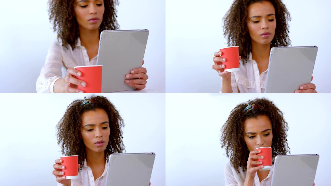 漂亮的混血女性高管在现代办公室4 4k喝咖啡和使用数字平板电脑