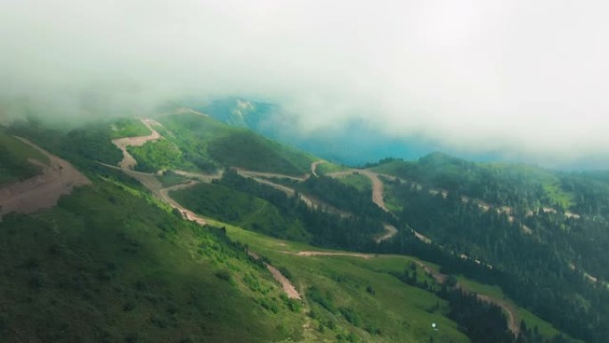 空中4k视图。飞过山顶上的云层。高峰美妙的早晨日出自然景观。