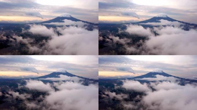 富士山的空中拍摄。云和天空日出时间，山梨川口子