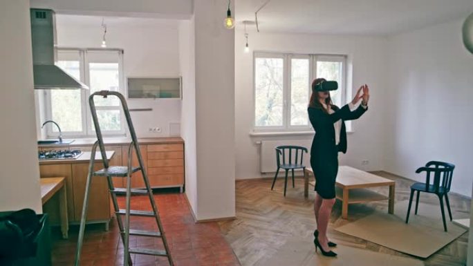 使用VR耳机的房地产女性经纪人
