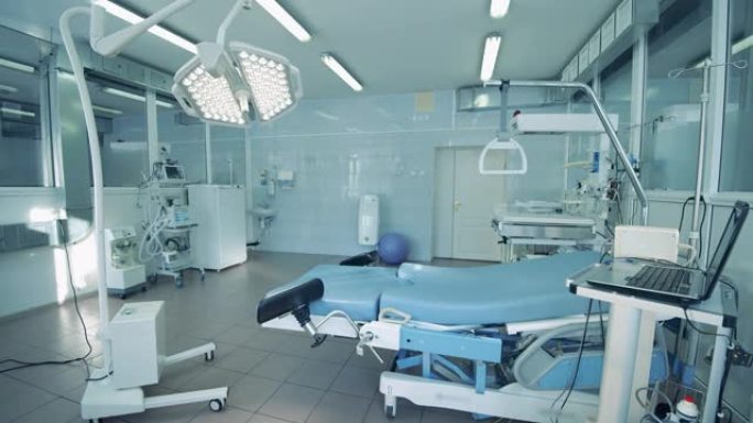 现代病房有许多机器。