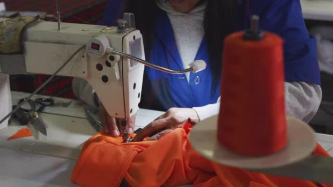 混血妇女在工厂使用缝纫机