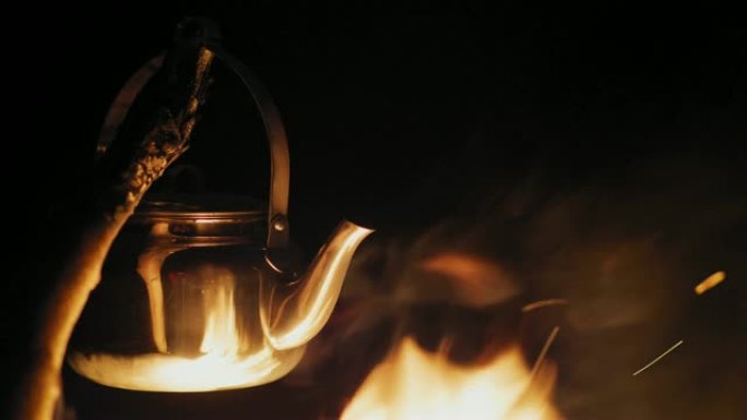 篝火旁煮咖啡