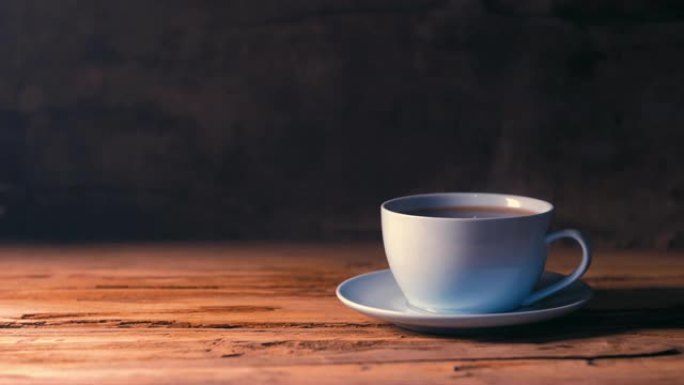 木质桌子上的咖啡杯
