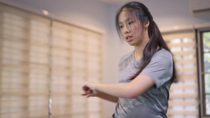 亚洲妇女在家里做有氧运动HIIT舞蹈锻炼减肥和身体调理