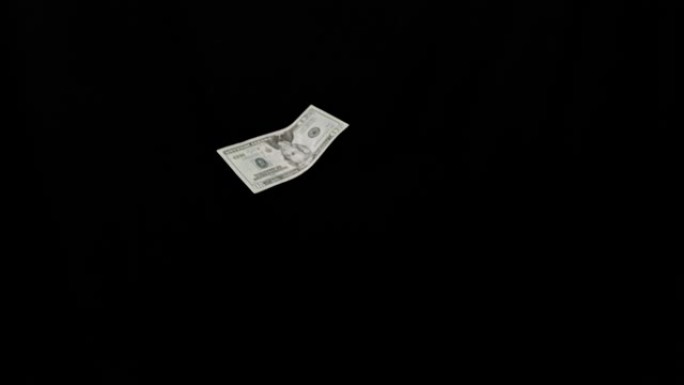 SLO MO二十美元钞票落在黑色背景下