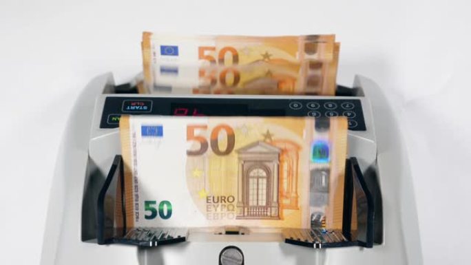 在现代机器中计数的新欧元纸币。