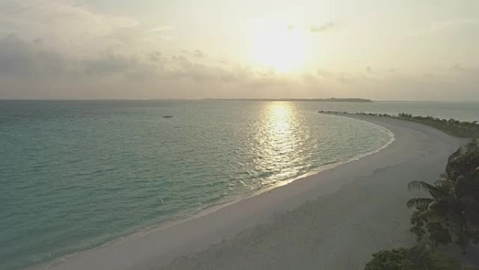 WS风景鸟瞰图阳光明媚的热带岛屿和海景，马尔代夫