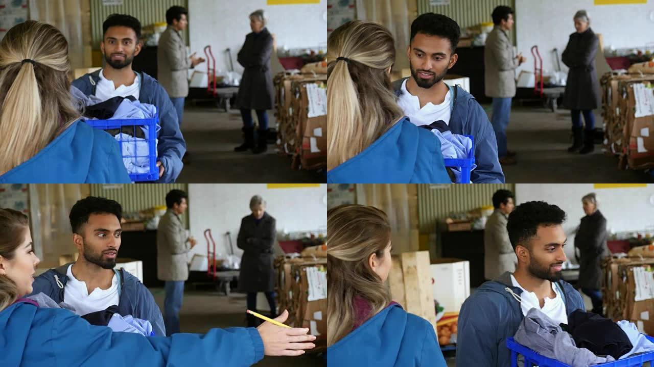 一名年轻的男性志愿者问女导演将捐款放在哪里