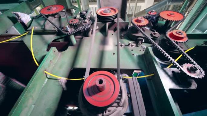 现代机器在工厂工作，旋转齿轮。