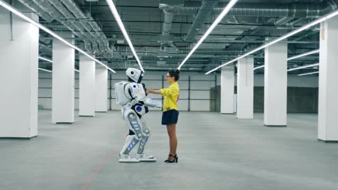 一个女人拥抱着她的朋友机器人，拥抱着它。