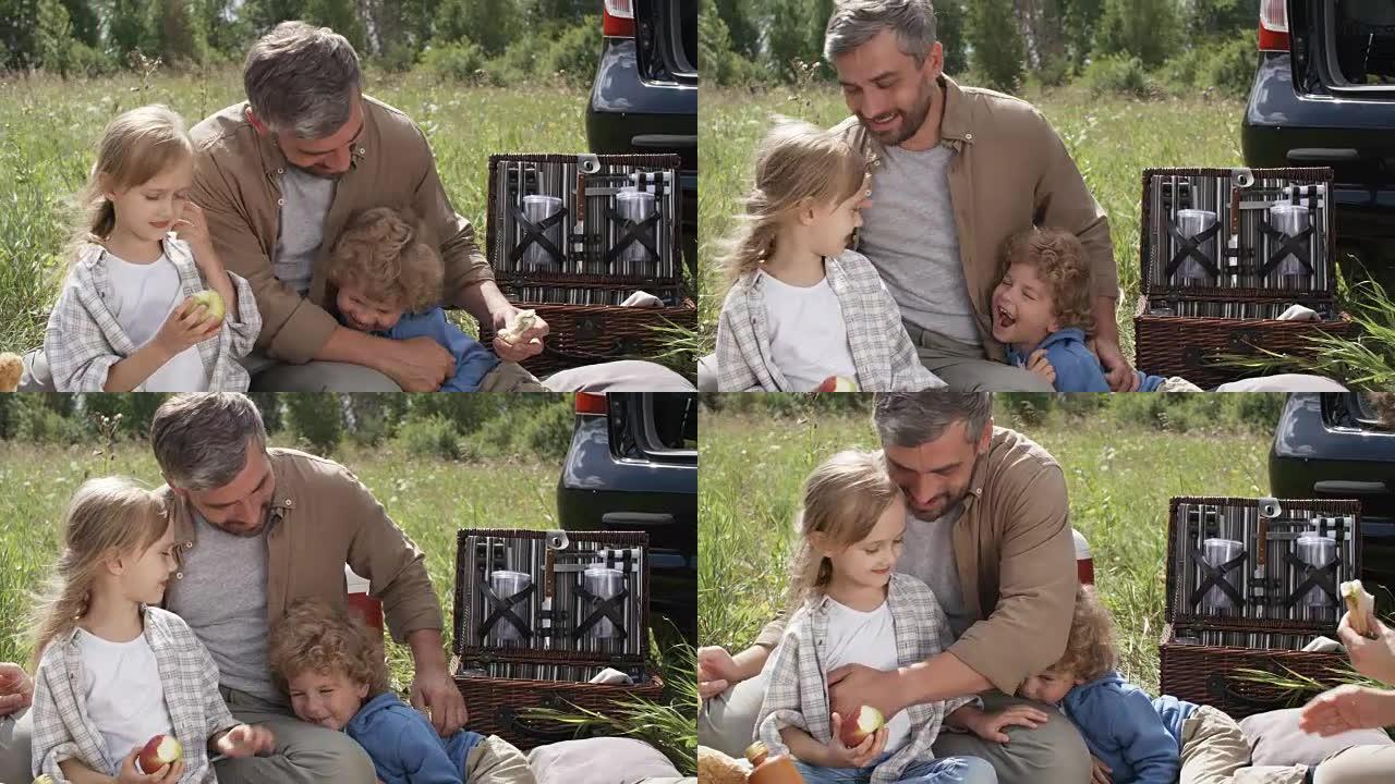 快乐的父亲和可爱的孩子一起玩野餐