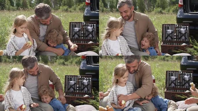 快乐的父亲和可爱的孩子一起玩野餐