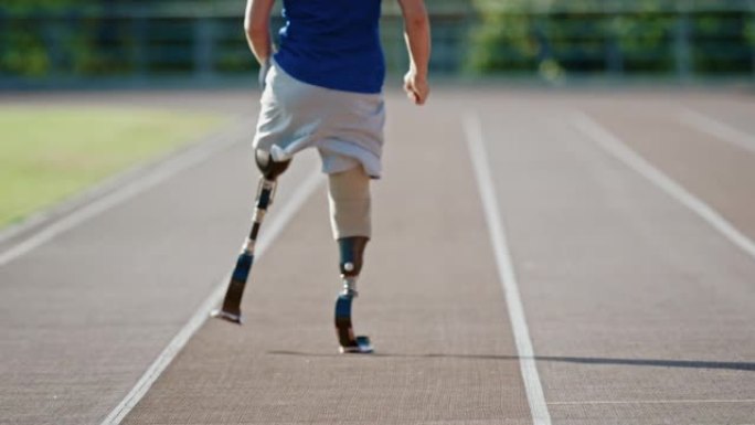 阳光明媚的下午，运动残疾人健身男子正在户外体育场训练。截肢者在体育场跑道上慢跑。励志体育镜头。特写腿