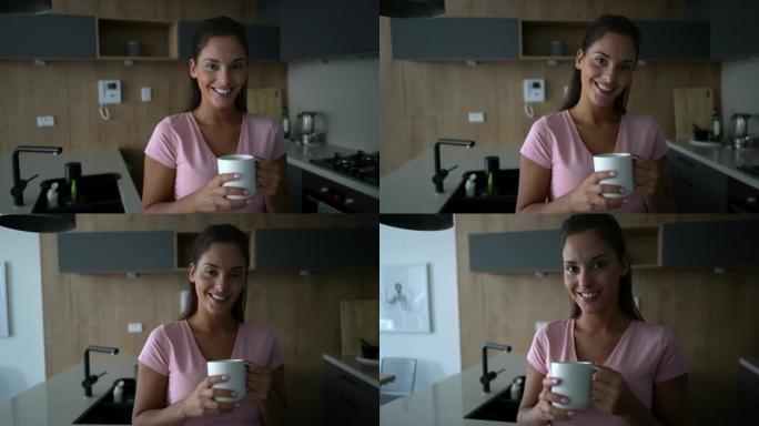 美女在家喝杯咖啡很开心看着相机