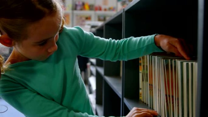 4k学校图书馆白种人女学生在书架上看书的前视图