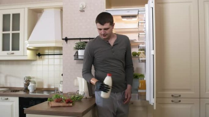 假肢前臂的白人男子将食物从冰箱中取出