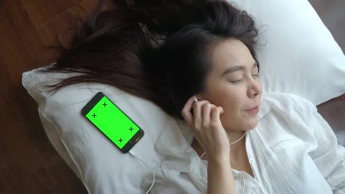 日本女子听音乐手机绿屏