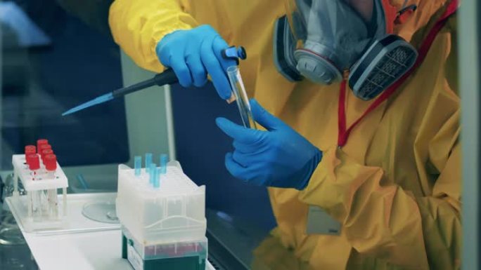 实验室工作人员开发了一种冠状病毒疫苗。
