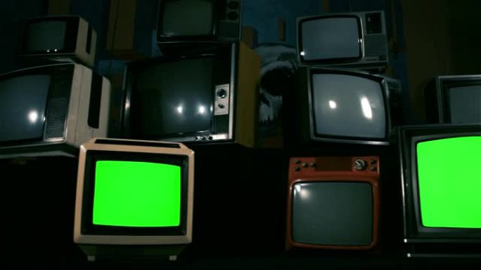 绿屏80年代电视组。多莉平行射击。蓝色钢调。