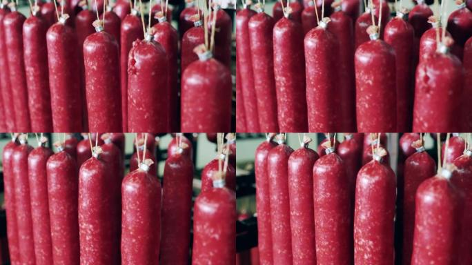 萨拉米香肠挂在一个肉类工厂。肉类产品的储存