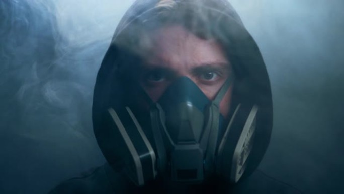 一名男子戴着防护口罩，用于化学、辐射和生物防护。