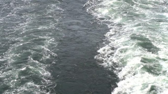 一艘穿越波罗的海的船在水中掀起波浪