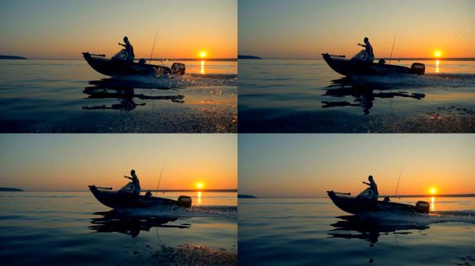 一位渔夫在日出时与另一位渔夫一起航行时指着某物