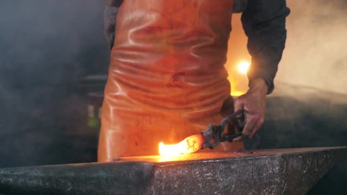 铁匠锻铁的慢动作金属冶炼传统工艺宝剑铸造