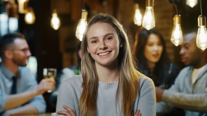 微笑友好的年轻漂亮女子在酒吧里和她的大学朋友玩得开心