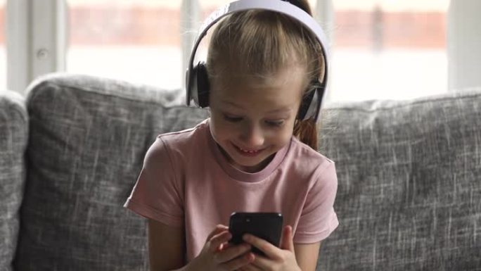 可爱的小女孩听音乐，玩手机游戏。