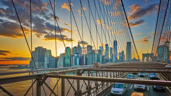汽车穿过东河上的布鲁克林大桥。曼哈顿天际线后面的日落。著名的不寻常的景色。旅游目的地。旅游和商务。美