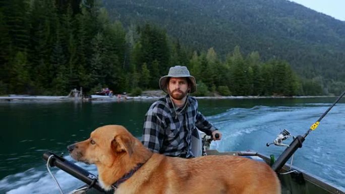 渔民带着他的狗在4k船上旅行