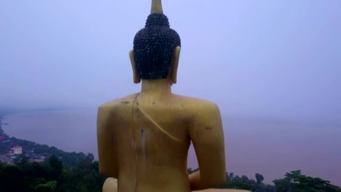 老挝巴色占巴塞市富沙罗寺的金佛鸟瞰图