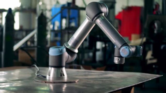 现代机器人设备在工厂工作，在桌子上移动。