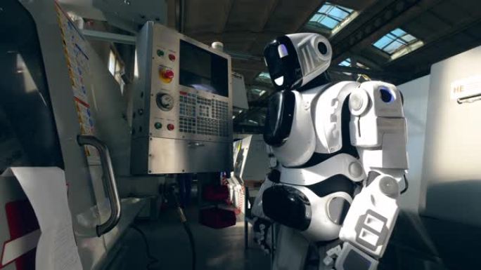 现代机器人在工厂与工厂机器一起工作。