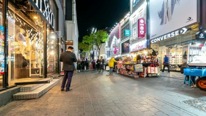 延时: 夜间在韩国首尔明洞市中心购物街的行人