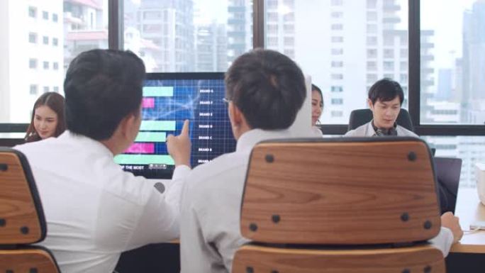 年轻的亚洲商人和女商人在小型现代城市办公室。日本男老板主管教授实习生或新员工韩国人帮助完成艰巨的任务