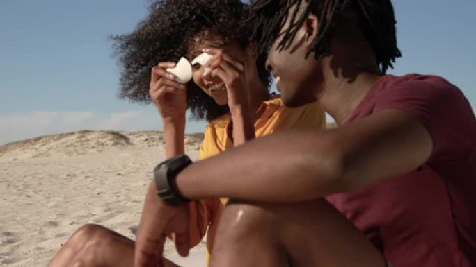 非裔美国夫妇在海滩上玩贝壳的侧视图4k