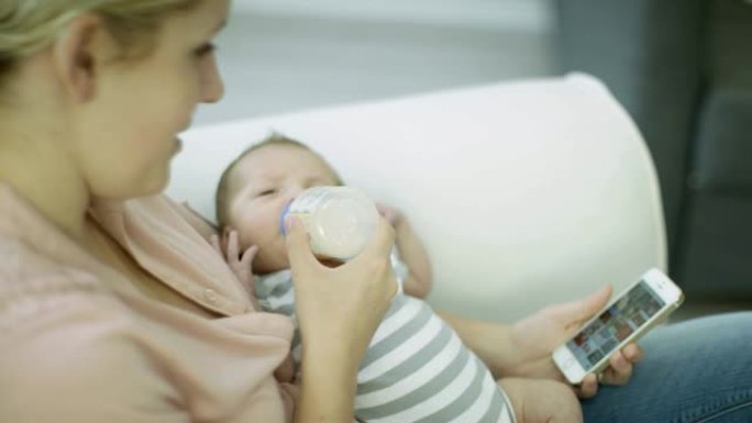 带奶瓶的新生婴儿