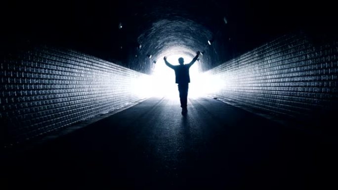 男子在黑暗的隧道中走向光明