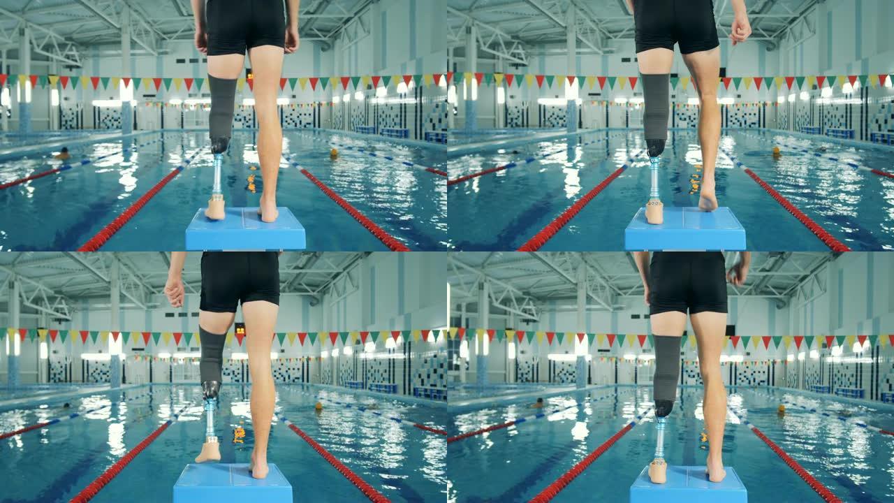 男性游泳运动员，腿部假肢，后视图。
