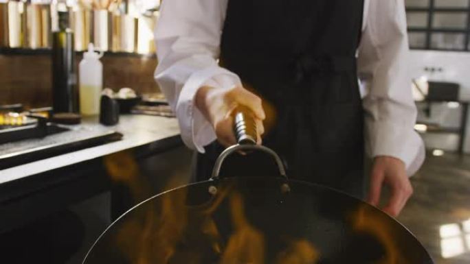 厨师用火烹饪蔬菜菜品展示家常菜制作大火