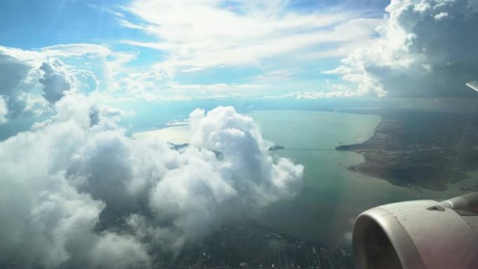 4k镜头的场景，从窗外看到美丽的山景，从空中飞过的飞机穿过云层，旅行和交通概念